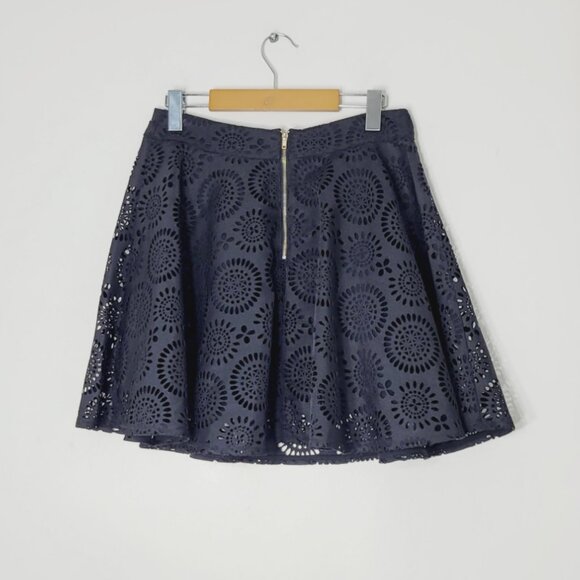 C'est Moi Black Cut Out Floral Lace Zipper Back Lined A-Line Mini Skirt Size L - Picture 2 of 10